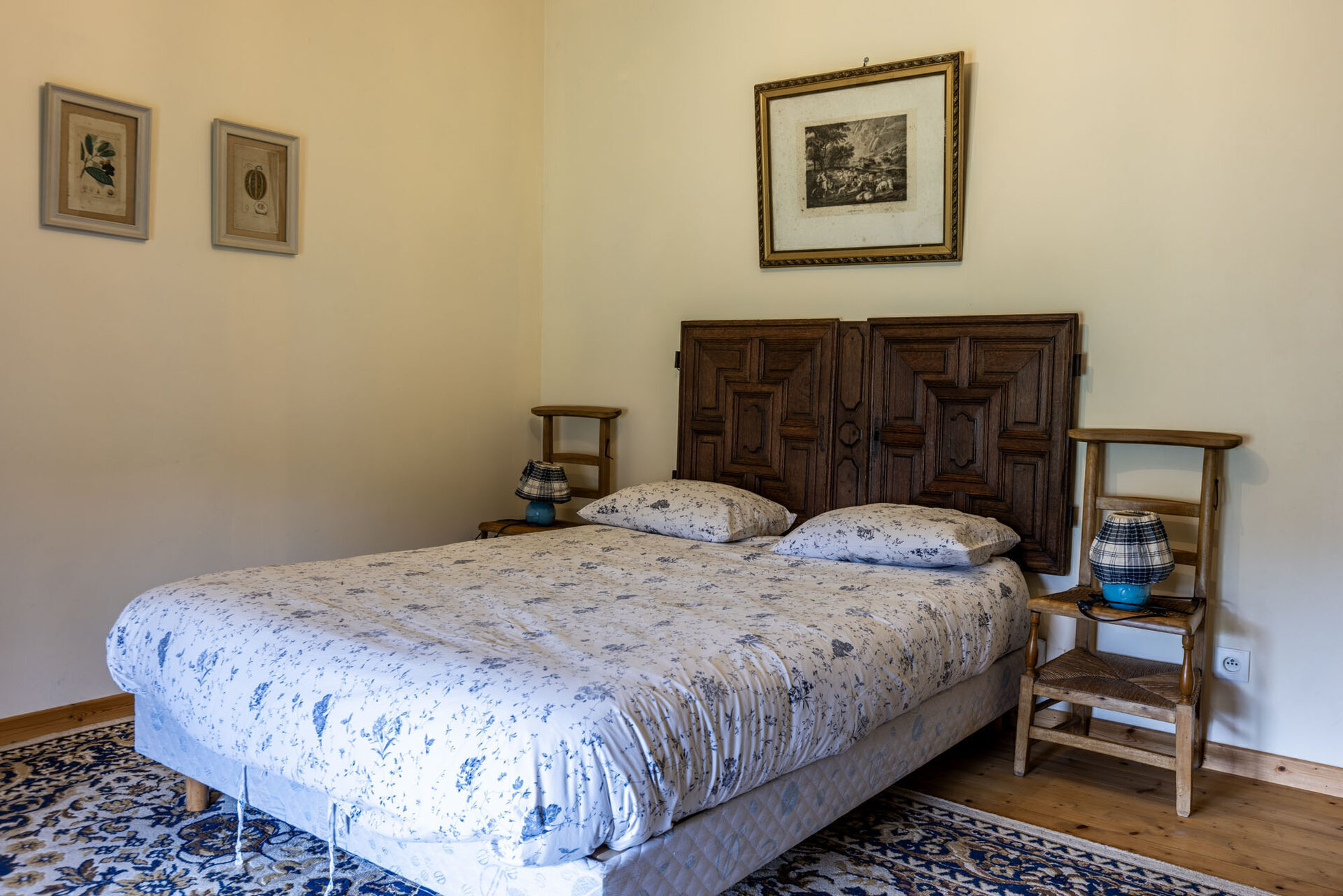 Chambre La Rustique — lit double, draps blancs à fleurs bleues