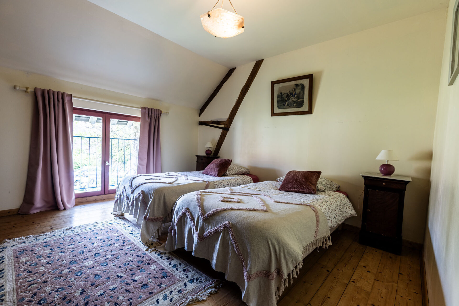 Chambre La Romantique — 2 lits simples, rideaux roses, balcon