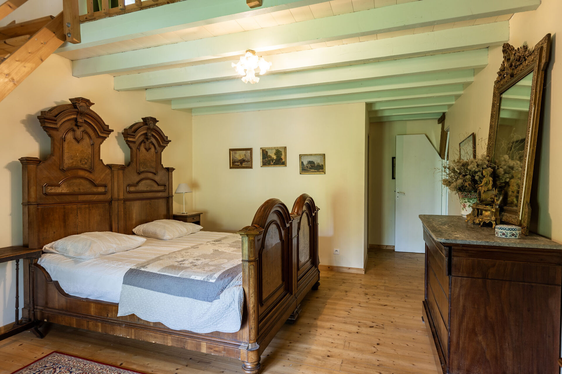 Chambre L'Italienne — grand lit baroque en noyer, miroir doré