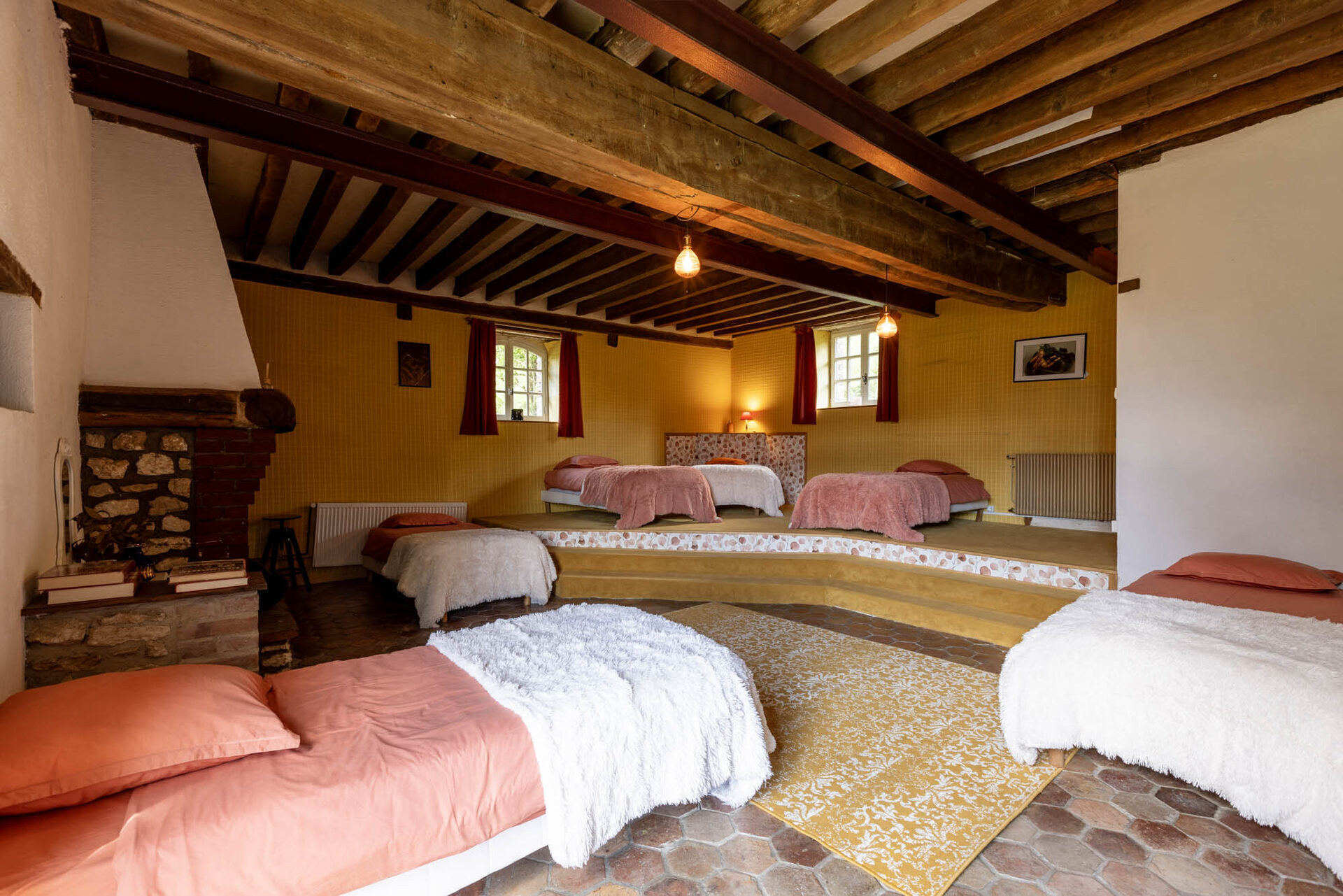 Dortoir de la Ferme de la Haute Maison — 6 lits simples, cheminée en pierre