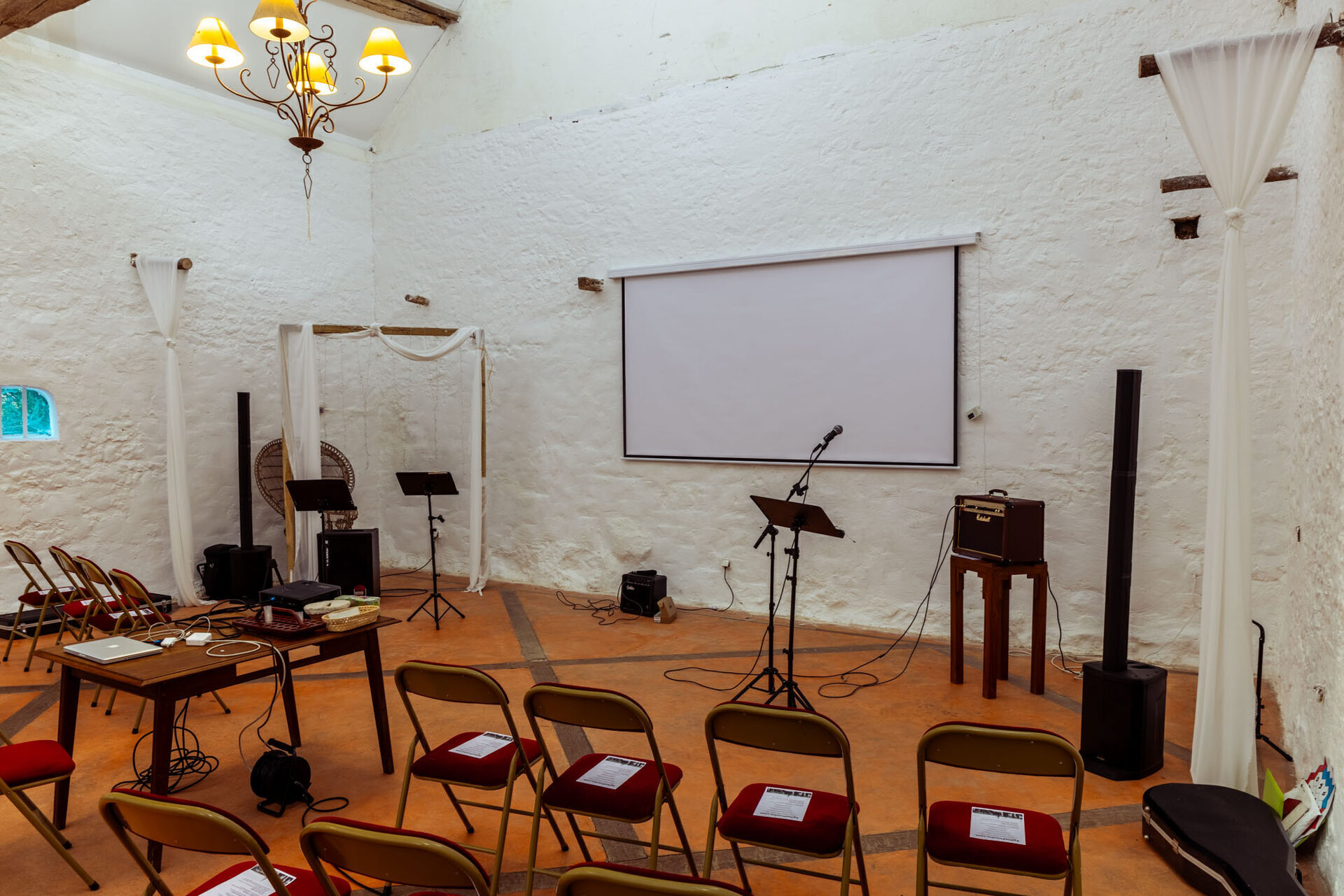 Configuration conférence — écran de projection, chaises