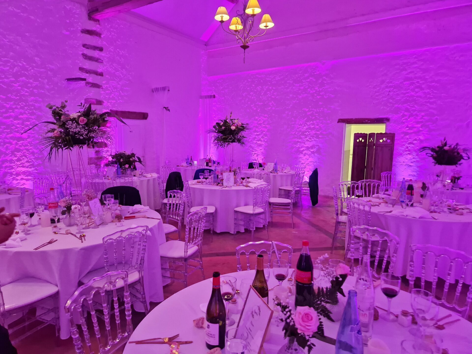 Salle décorée éclairage violet