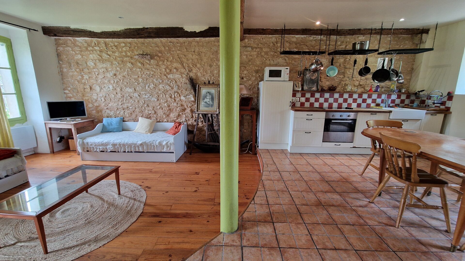 Cuisine équipée — mur en pierre et ustensiles