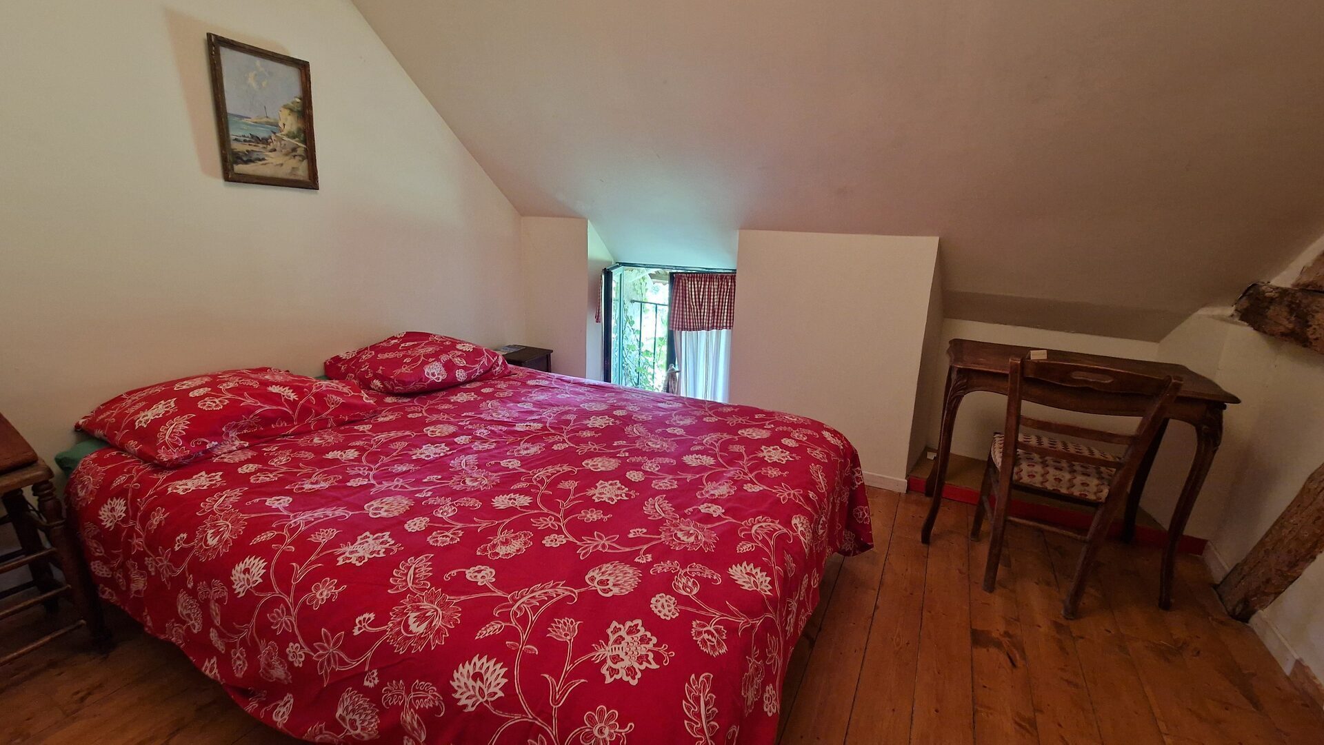 Chambre 1er étage — lit double, fenêtre sur jardin