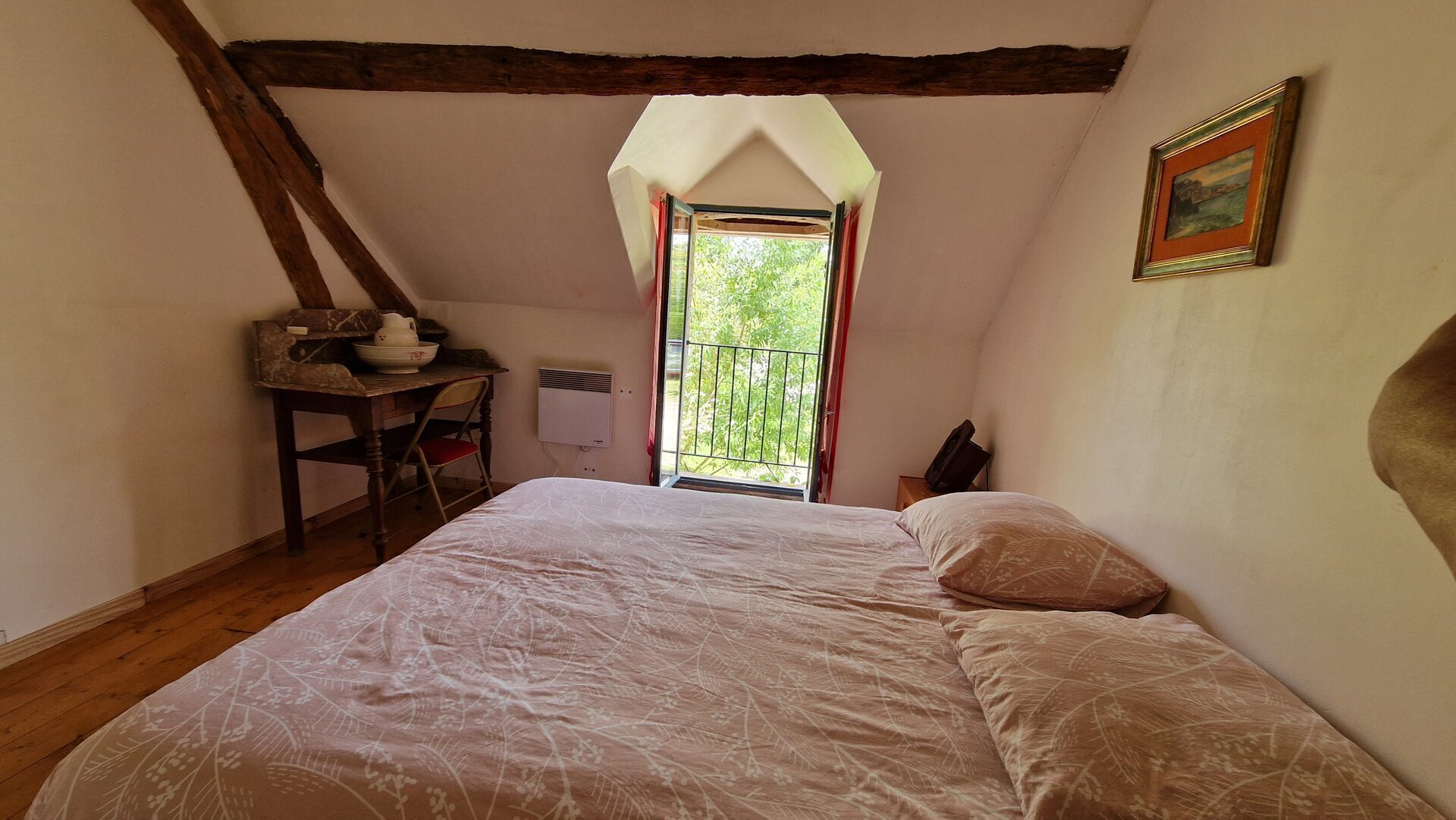 Chambre 1er étage — lit double rouge, lucarne