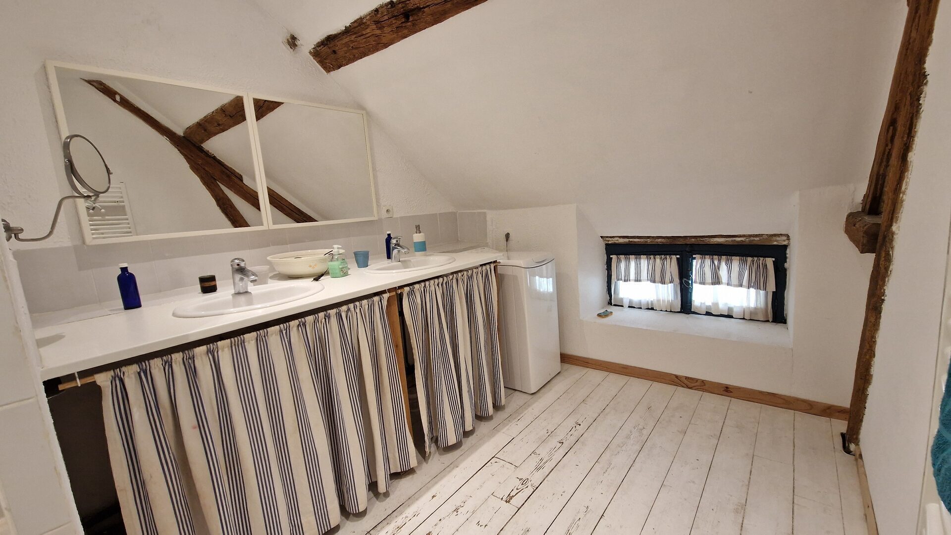Salle de bain du gîte — double vasque, poutres apparentes