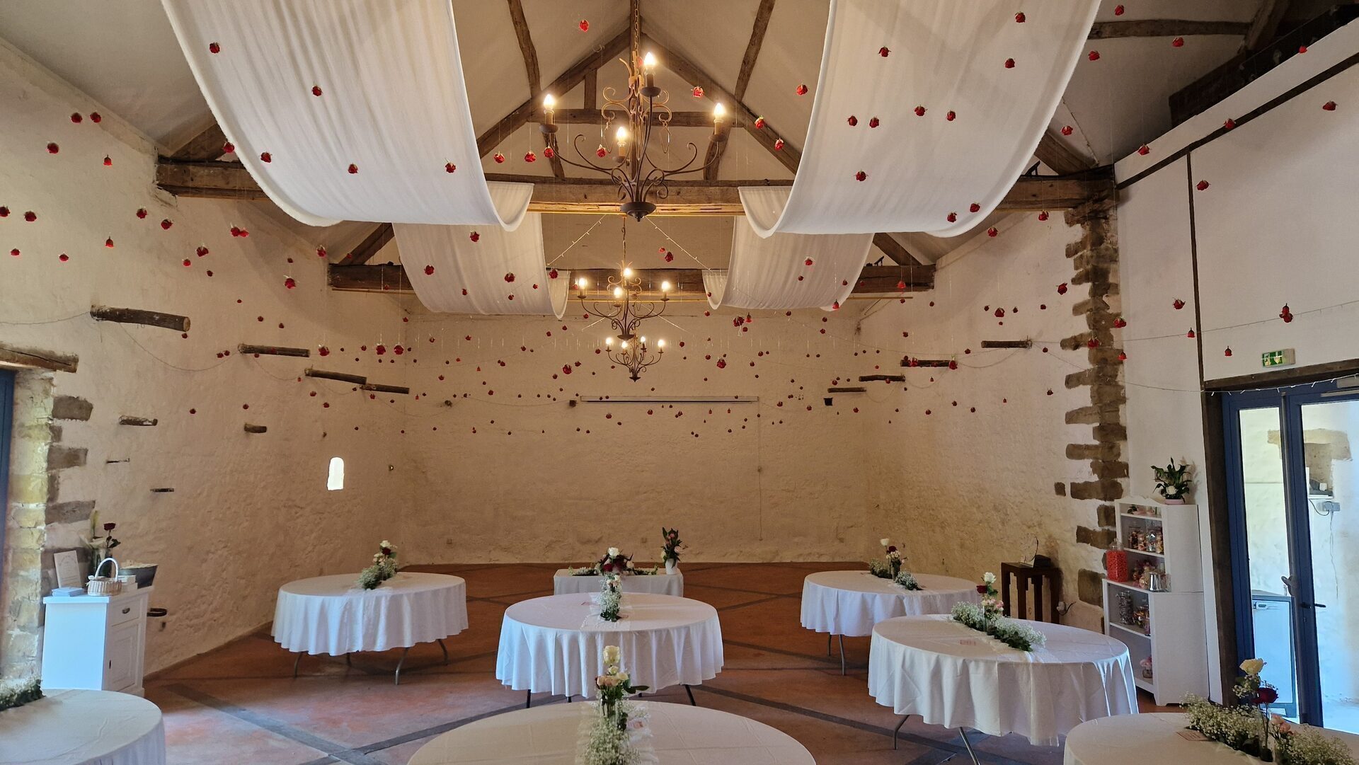 Salle décorée pour un mariage — tables rondes