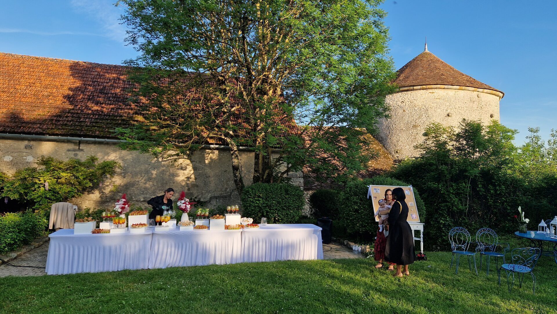 Buffet cocktail devant la tour médiévale