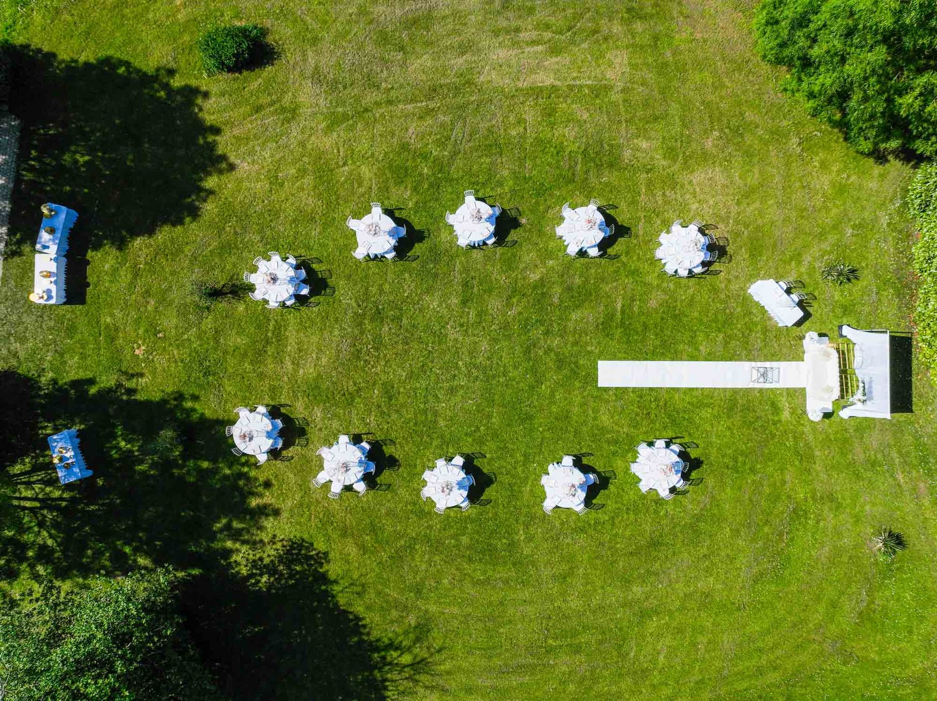 Vue aérienne zénithale du jardin — cérémonie et tables de réception