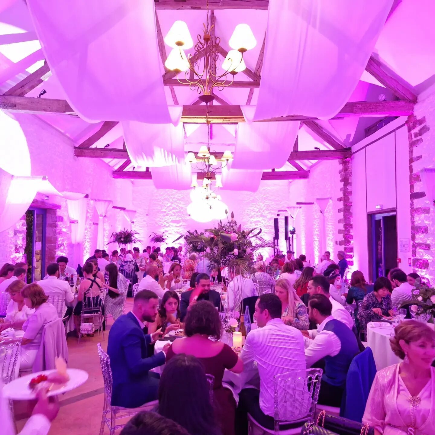 Grande salle en soirée de mariage