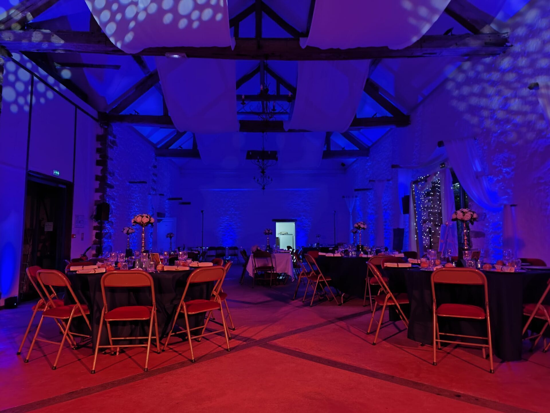 Configuration banquet — tables rondes, lumière naturelle